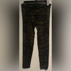 Spanx Look At Me Now Seamless Camo
Leggings